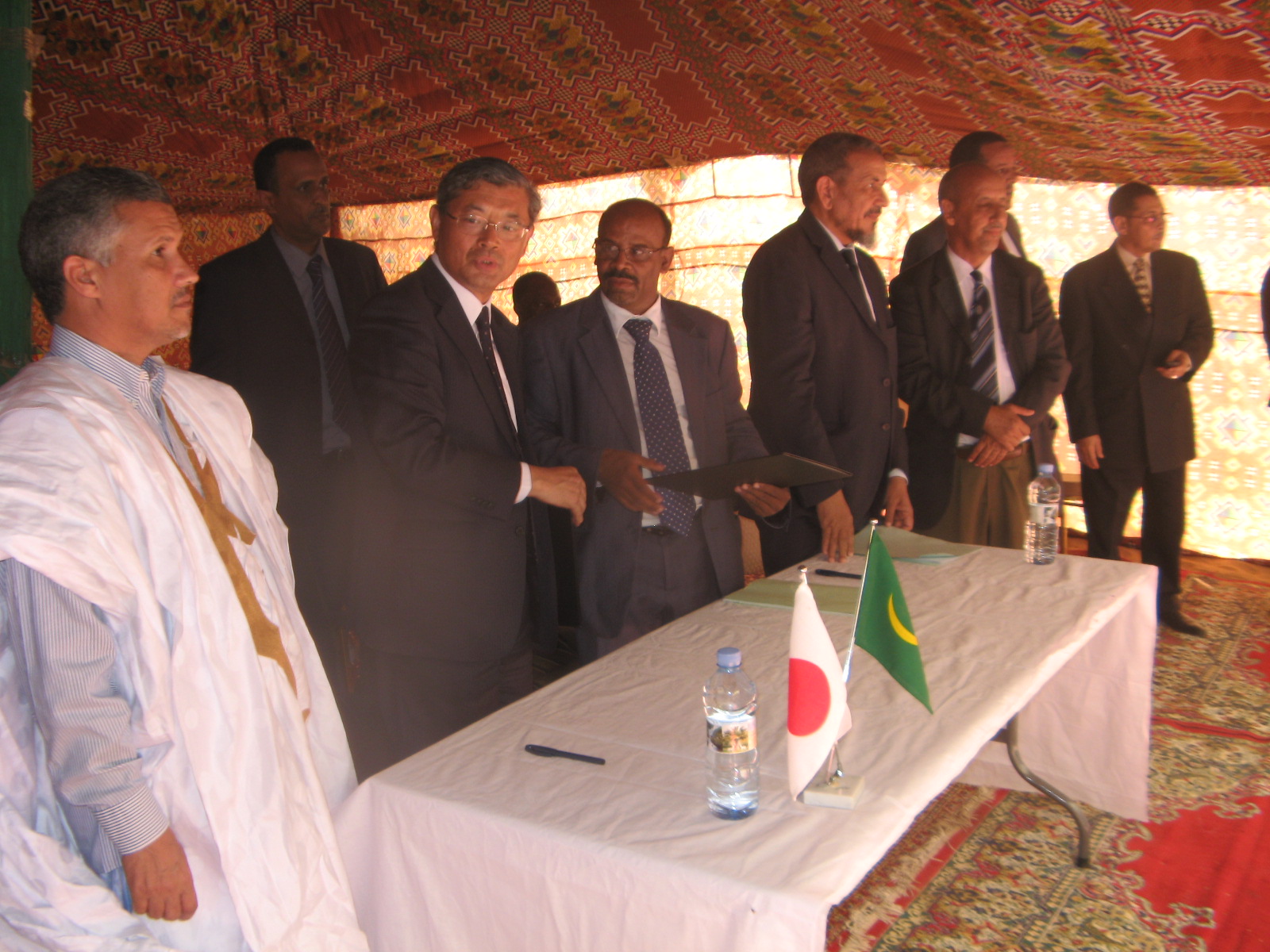 Son excellence Mr Hiroshi Azuma ambasseur du Japon en Mauritanie et le prÃ©sident de lâ€™ONG EGEDPEM lors de cÃ©rÃ©monie de signature du protocole dâ€™accord du  projet d'AmÃ©nagement et d'extension du centre de SantÃ© de Toujounine 