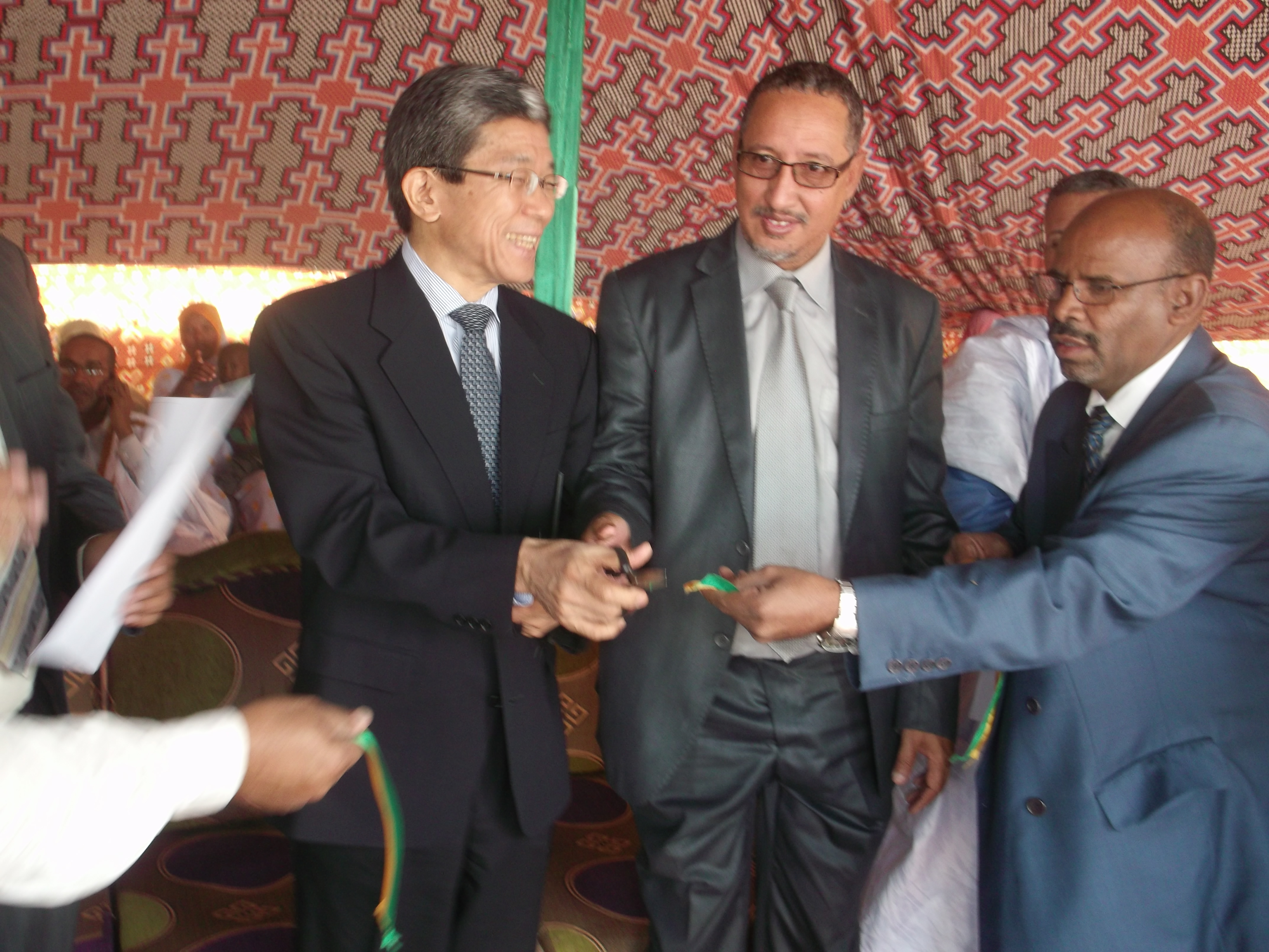 Photo de son excellence l'ambassadeur du Japon en Mauritanie Mr  Jun YOSHIDA    lors de la  cÃ©rÃ©monie de   rÃ©ception de l'amÃ©nagement du centre de santÃ© de Toujounine financÃ© par le Japon